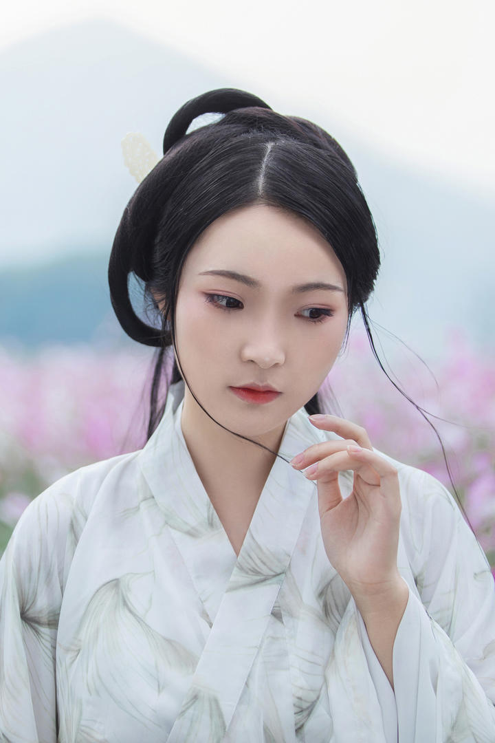 李现周雨彤互涂唇膏